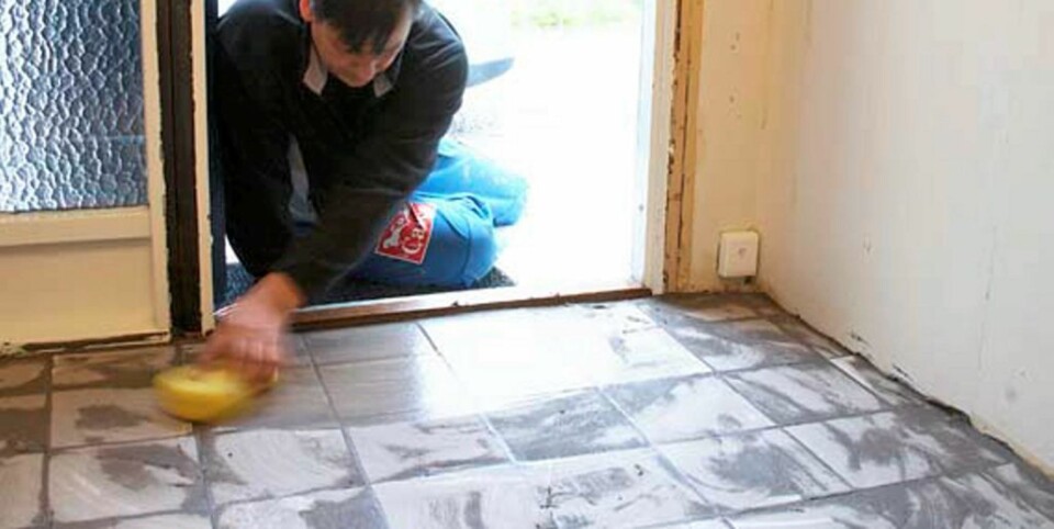 VASK OVER: Etter at fugemassen har satt seg, vasker du over med en svamp.