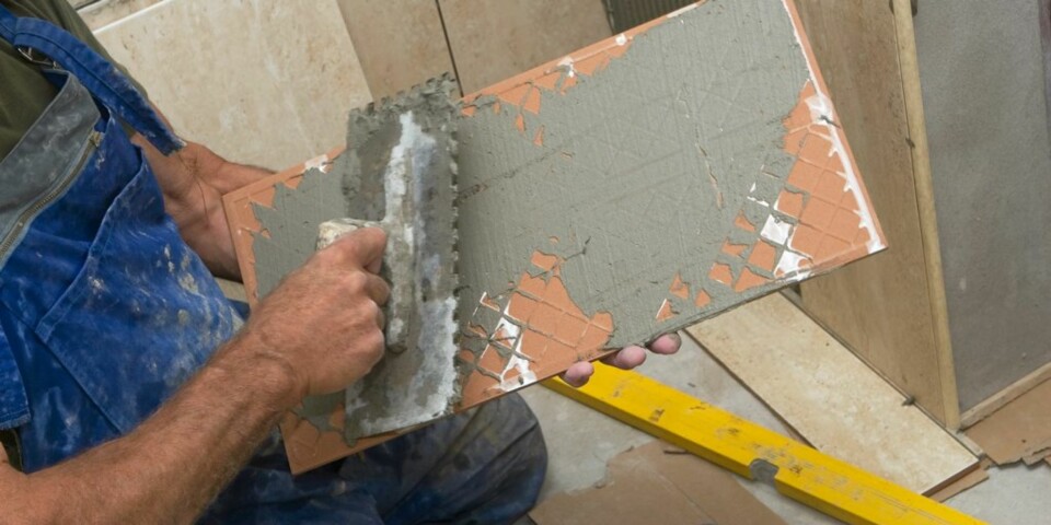 FLISLEGGING: I gangen er det ikke noe problem å legge flisene selv. På baderom bør man få hjelp av håndverker til fliseleggingen på grunn av våtromsnormen.