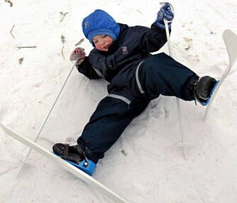 STJERNE: 2 1/2 år gamle Andreas Olav Fjeldstad prøver ski han har fått til jul. Selv om det er vanskelig nå, kan han vokse opp til å bli et skiess senere. Bildet er modellklarert.