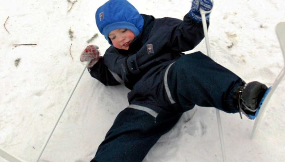STJERNE: 2 1/2 år gamle Andreas Olav Fjeldstad prøver ski han har fått til jul. Selv om det er vanskelig nå, kan han vokse opp til å bli et skiess senere. Bildet er modellklarert.