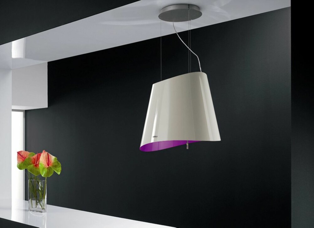 STILFULL DESIGN: Kjøkkenvifta er ikke hva den engang var. Her er det Ola violett som pryder rommet. Kr 17 530, Eico. STILFULL DESIGN: Kjøkkenvifta er ikke hva den engang var. Her er det Ola violett som pryder rommet. Kr 17 530, Eico.