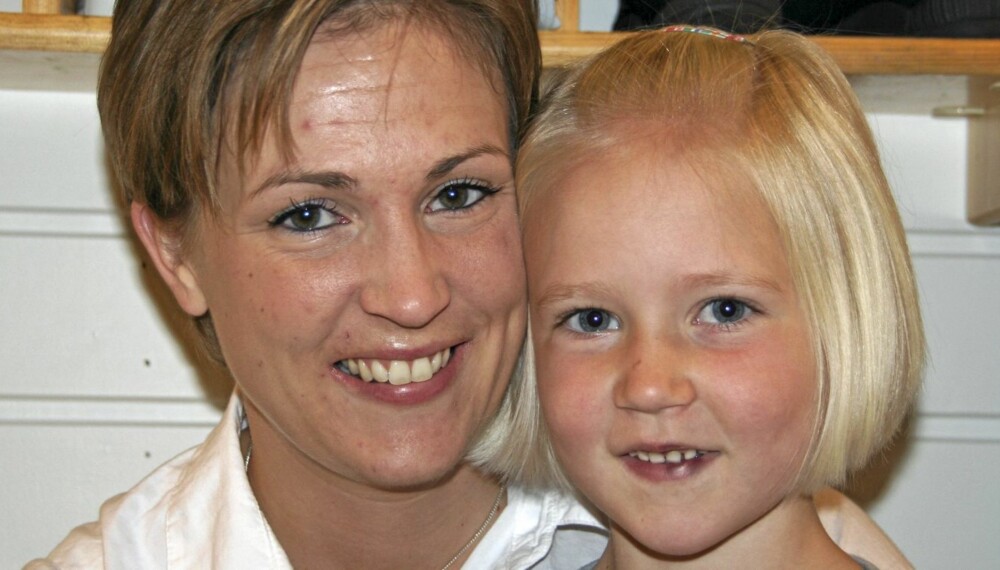 TRE I GARDEROBEN: Vi maser ikke med at barna skal være med på aktiviteter når de er små, for det kommer tidsnok sier Karoline Rein med datteren Linnea Rein Moe (6).