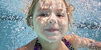 Barn som er trygge i vann trives både over og under overflaten.