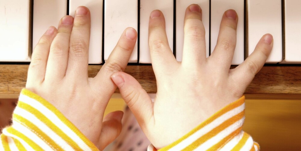 TA DET PIANO: Sang og musikk øker begrepsforståelsen og ordforrådet.