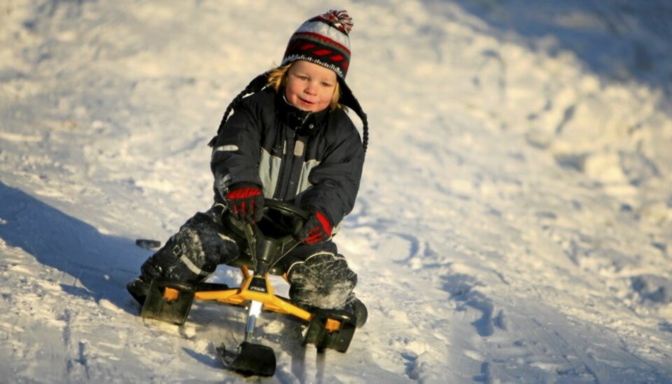 Snart kan Markus Nygård (4) og andre barn suse nedover bakkene igjen. Her får du tipsene for hvordan man kler barn for vinter og kulde.