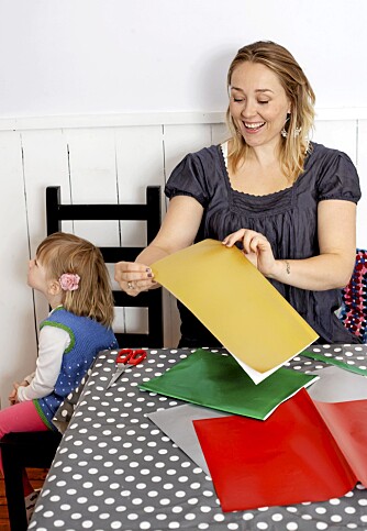 KLART FOR KALENDER: Jul, jul, jul! Glanspapir kan bli mye fint, tenker jeg. Men Fie velger heller Tjorven på dvd. KLART FOR KALENDER: Jul, jul, jul! Glanspapir kan bli mye fint, tenker jeg. Men Fie velger heller Tjorven på dvd.