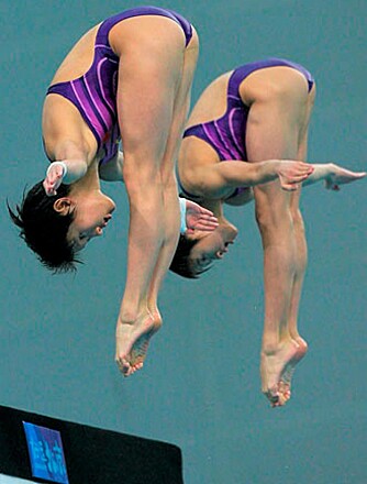 GULLHÅP: Wang Xin og Chen Ruolin stuper fra 10 meter.