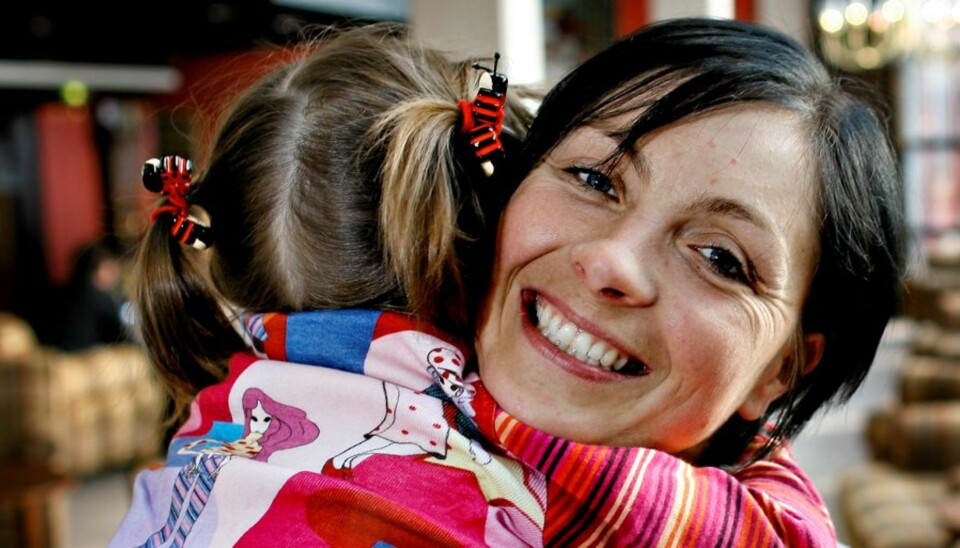 Oslo, 20060320: Liv Grete Skjelbreid Poirée (31) gir seg med skiskyting etter denne sesongen. Her får hun klem av datteren Emma (3).