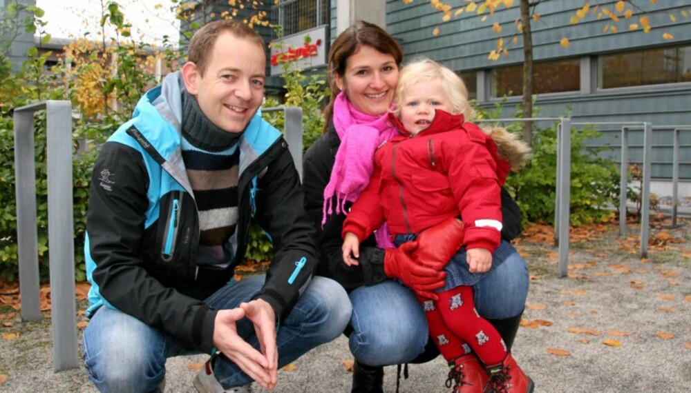 STATSBUDSJETTET 2009: Audun Mikkelsen og Marianne Hjortdahl mener det er viktigere at alle får barnehageplass, enn å redusere prisen. Datteren Aurora Hjortdahl Mikkelsen (1 1/2) er heldig å ha plass, men de vet ikke om barnet de venter i februar kommer til å få det.
