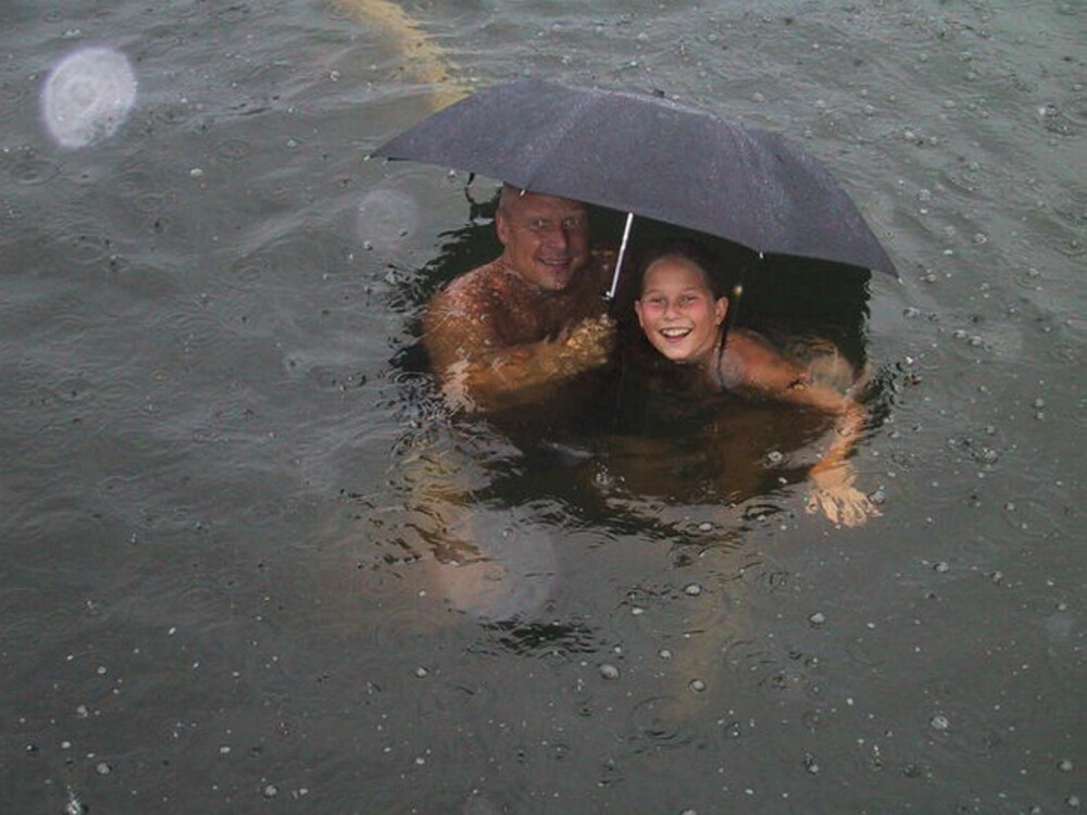 Far og datter koser seg med deilig norsk sommer!