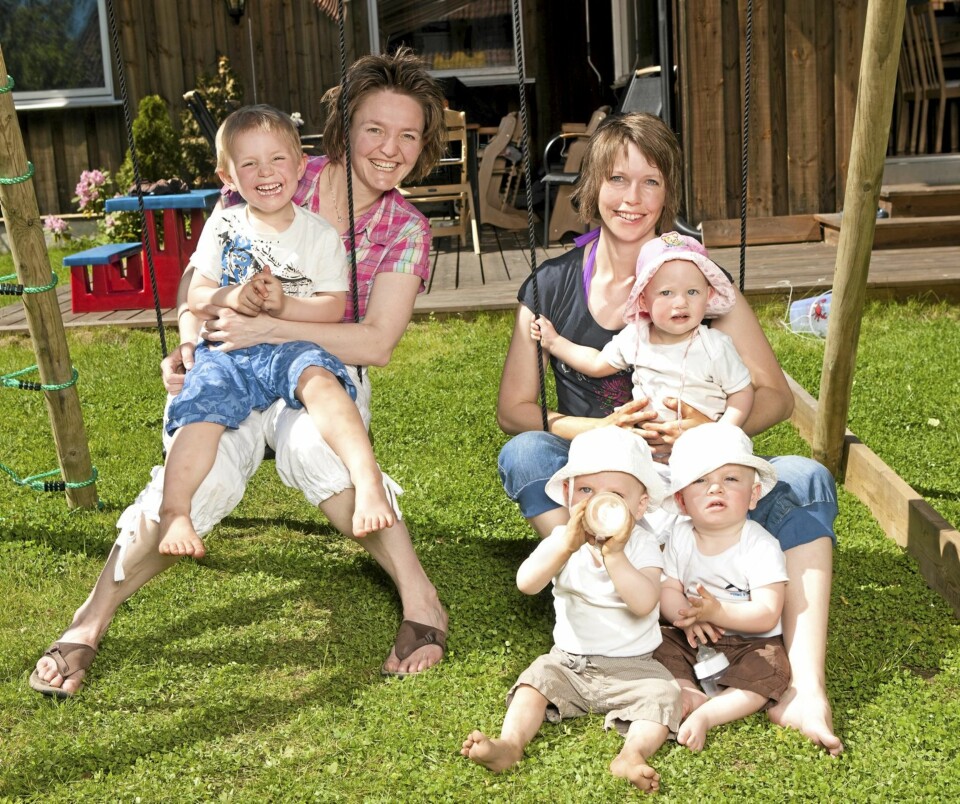 HUSKESTUE: Endring i ekteskapsloven gjorde det mye mindre styrete for Line (t.h., med trillinger) enn for Kathrine å bli gravid.