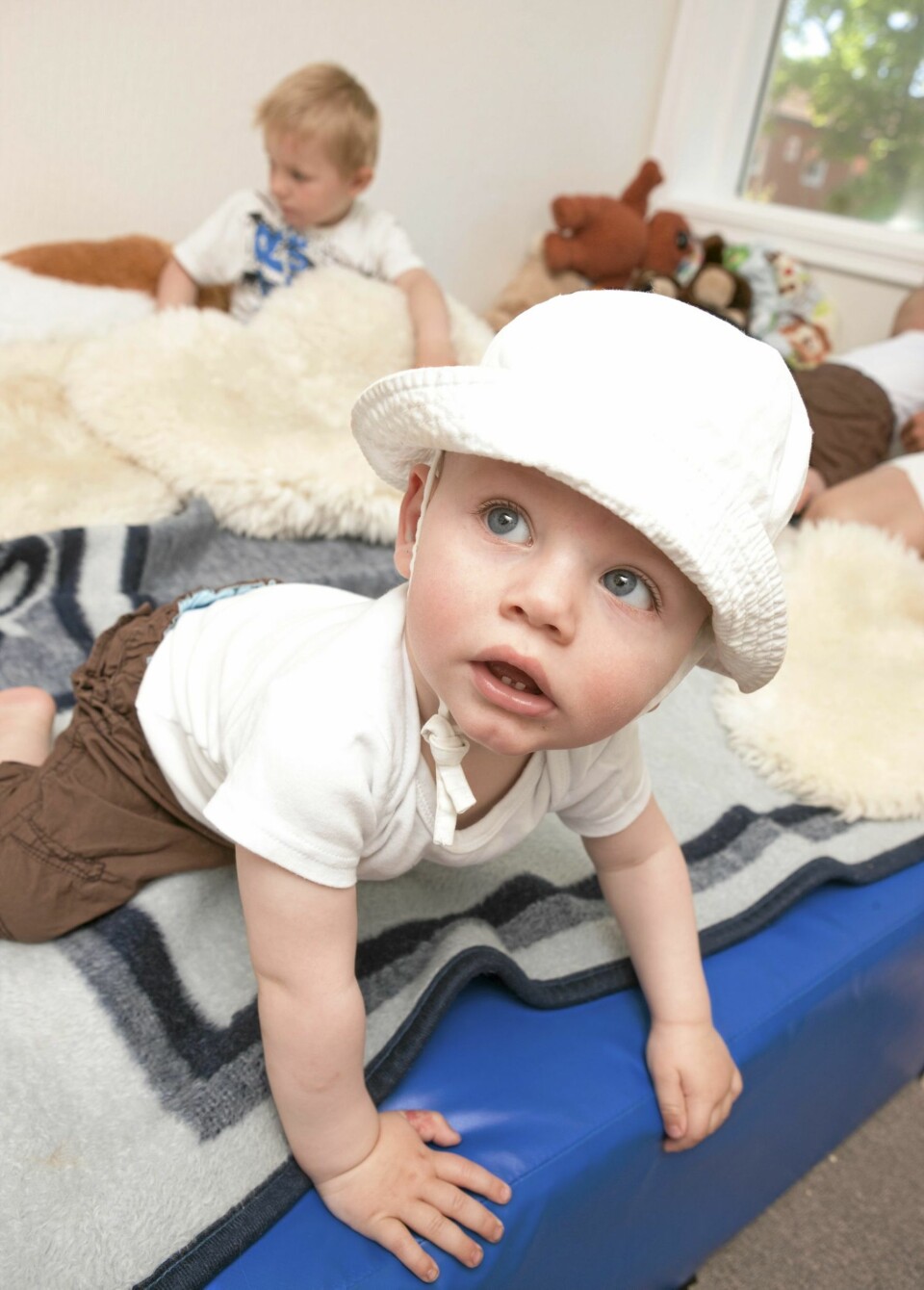 UNGER OVERALT: Etter at trillingene kom til verden, skjønte Line og Kathrine at de måtte utnytte alle muligheter til å få hjelp i hverdagen. Både fra venner, familie og det offentlige.