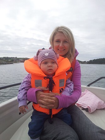 KVALITETSTID: Mamma og Ella koser seg i båt. KVALITETSTID: Mamma og Ella koser seg i båt.