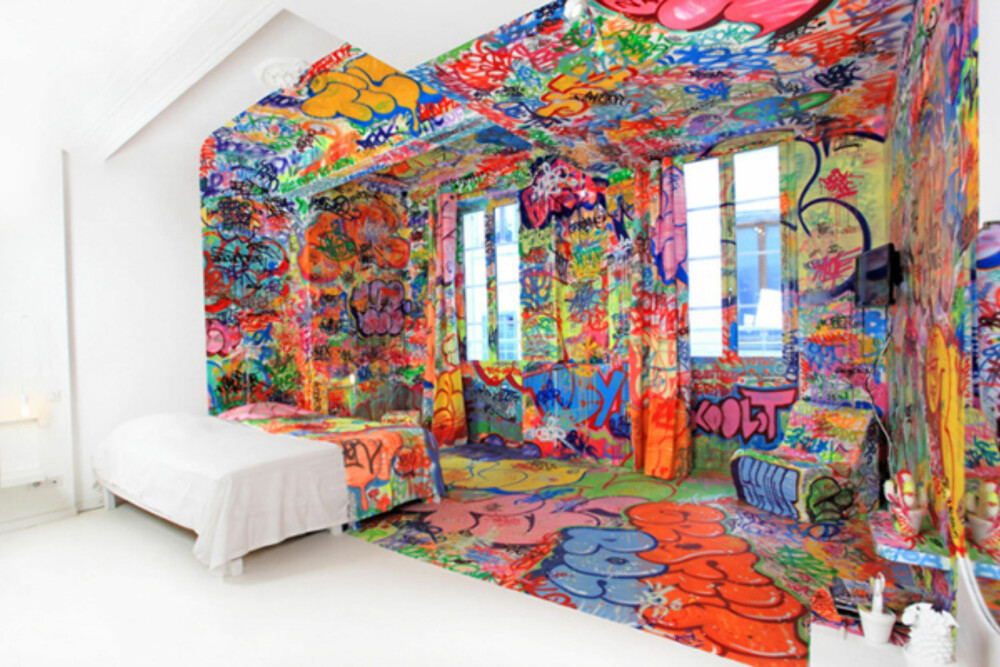 PANIC ROOM: Her er halve rommet dekorert med grafitti, mens andre halvdelen er kritthvit. PANIC ROOM: Her er halve rommet dekorert med grafitti, mens andre halvdelen er kritthvit.