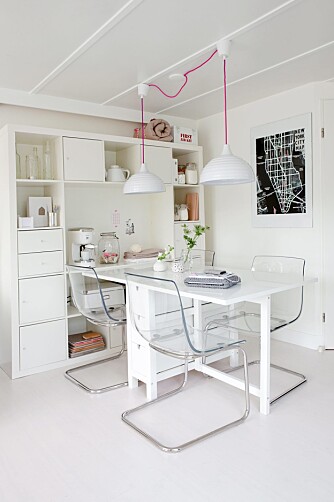 SANSEN FOR HVITT: Nelleke har for det meste brukt hvitt i interiøret, og alt er praktisk og funksjonelt. Møblene er en blanding av nytt og brukt. Bord og stoler er fra Ikea, lampene fra Praxis, og den rosa ledningen er fra nederlandske Snoerboer.