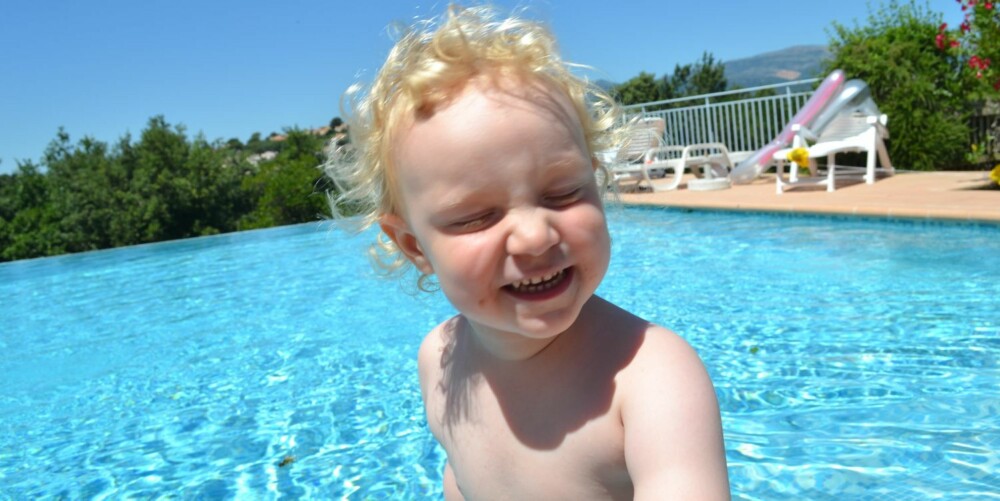 BASSENGLIV: Lille Amanda ble syk i ferien, men hun rakk heldigvis å kose seg litt i bassenget også.