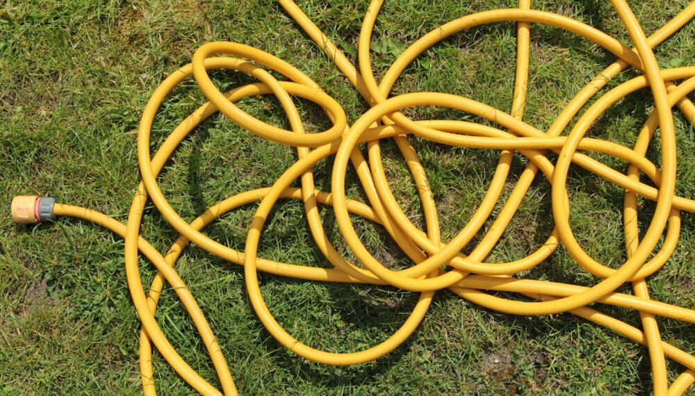 UNNGÅ DETTE: Lar du hageslangen ligge slik kan dette føre til vridninger, noe som igjen kan forkorte levetiden på slangen. UNNGÅ DETTE: Lar du hageslangen ligge slik kan dette føre til vridninger, noe som igjen kan forkorte levetiden på slangen.