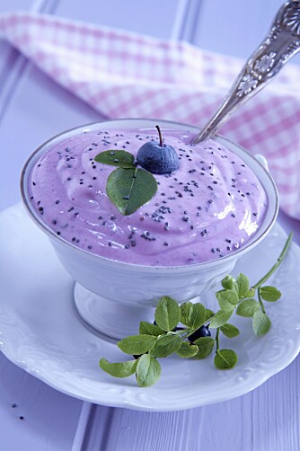 HJEMMELAGET: Miks blåbær med yoghurt naturell, og vips: Blåbæryoghurt.