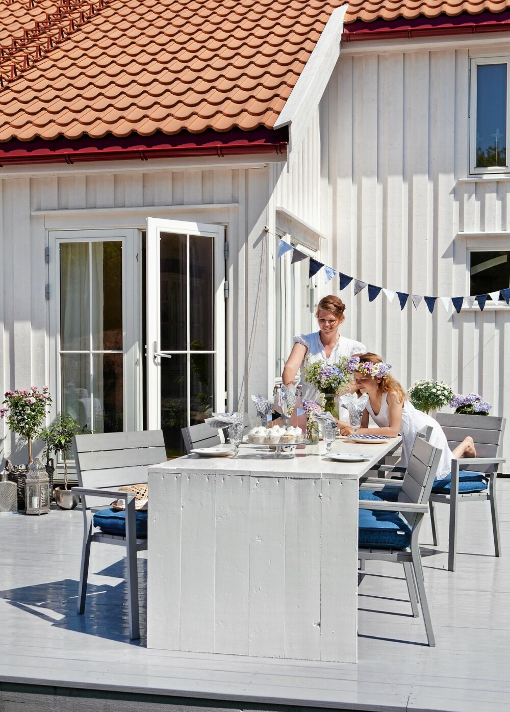 DEKKET TIL FEST: Hanne Mette Huseby elsker å pynte opp ute så vel som inne. Egenlagde vimpler gjør hverdagen til fest i en fei. DEKKET TIL FEST: Hanne Mette Huseby elsker å pynte opp ute så vel som inne. Egenlagde vimpler gjør hverdagen til fest i en fei.