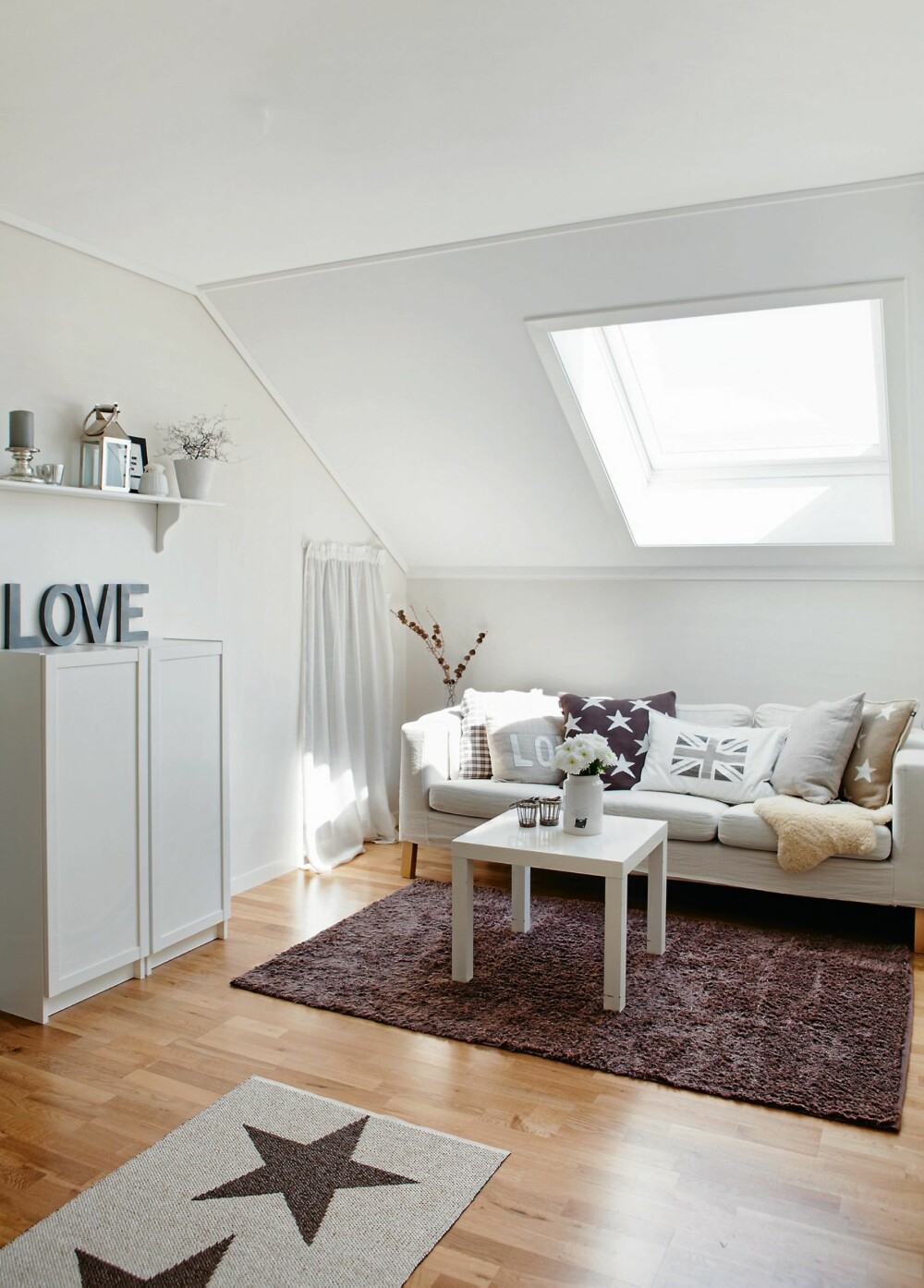 LOFT: Mellom soverommene i andre etasje er det loftstue. Her har en Ikea-sofa fått masse deilige puter i brunt og beige. Det brune teppet er fra Skeidar, teppet med stjerner er fra Pappelina. LOFT: Mellom soverommene i andre etasje er det loftstue. Her har en Ikea-sofa fått masse deilige puter i brunt og beige. Det brune teppet er fra Skeidar, teppet med stjerner er fra Pappelina.