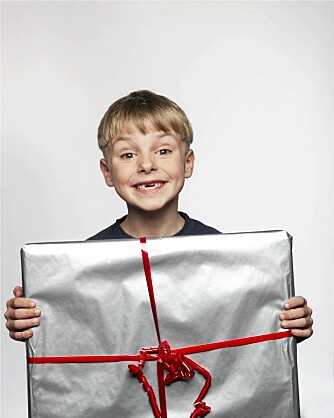 JULAFTEN: Bli med barnet bort for å takke for gaven. Ikke tving barna til å klemme eller ta voksne i hånda.