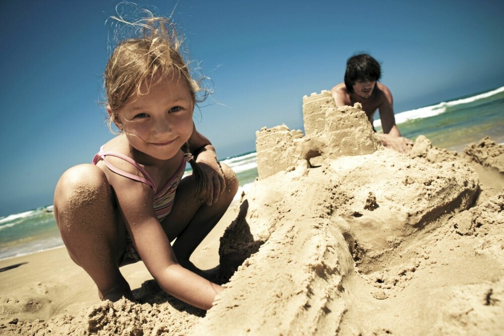SAMME STRAND: Barna liker tradisjoner, så det er ikke noe i veien for å besøke samme strand hver sommer.