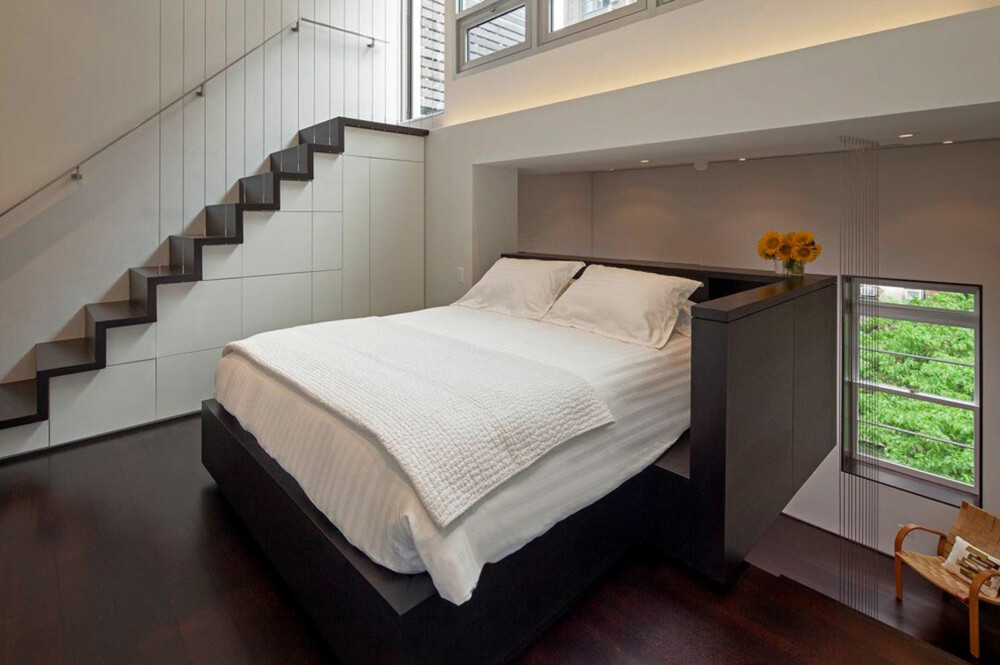 SOVEROM: Soverommet er ikke et eget rom, men heller en spesialbygget seng som opptar hele tredje nivå i boligen.