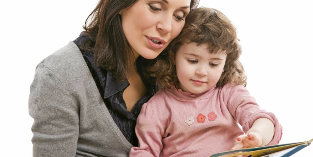 BARN OG BØKER: Babyer liker å lytte til menneskestemmer, og barnet utvikler et passivt ordforråd lenge før det selv kan uttale noen ord.