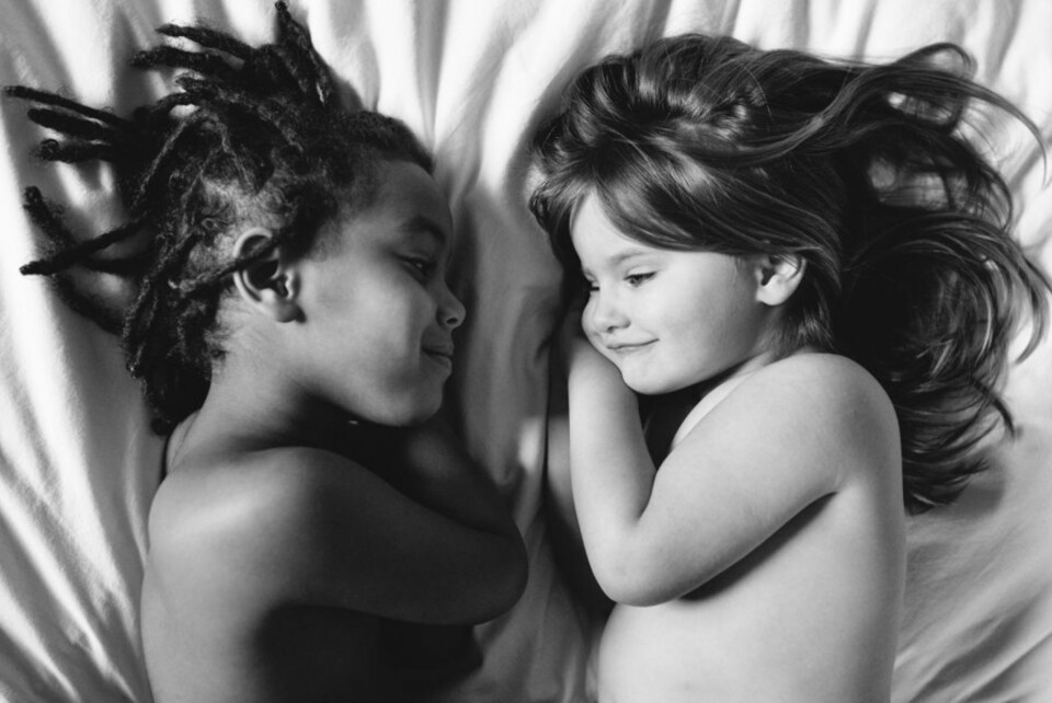 SØSTRE: Fotograf Anna Christine Larsons prosjekt 'Barely Different' viser de de tette båndene mellom døtrene Semenesh (5) og Haven (3).