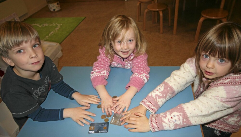 HAR PENGER I BANKEN: Ludvik(5), Iben(5) og Marie(5) kjenner godt igjen både  hundrelappen og bankortene. Alle tre forteller at de sparer pengene sine i banken.