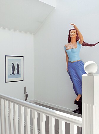 FASTBOENDE: Gallionsfiguren i blått får bo i huset, hun er
signert Jørgensen 1997. Det hvite rekkverket går igjen
i eksteriøret også. Bilde av Vebjørn Sand i bakgrunnen.