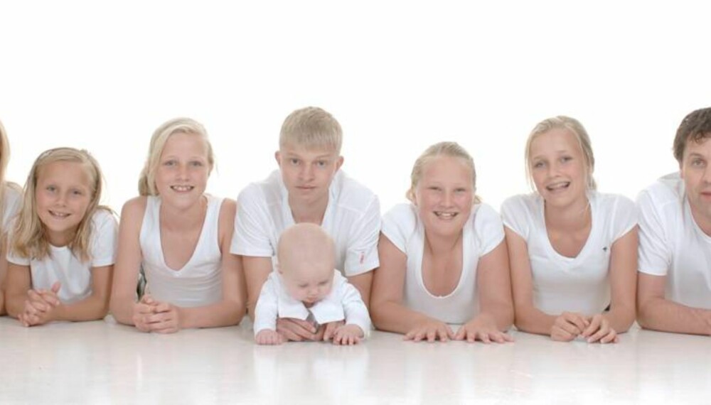 STOR FAMILIE: Som mor i en familie med seks barn og to voksne har Berit Nordstrand lært seg mange triks som forenkler husarbeidet. STOR FAMILIE: Som mor i en familie med seks barn og to voksne har Berit Nordstrand lært seg mange triks som forenkler husarbeidet.
