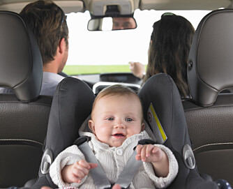 SLIK VELGER DU RIKTIG BILSTOL TIL BABY: Det er viktig å sikre babyen fra første kjøretur, og barnet sitter sikrest i bilstoler som er montert bakovervendt, det vil si med ryggen mot kjøreretningen.