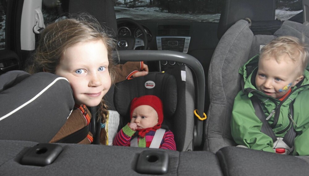 RIKTIG BRUK AV BARNESETET: Barna bør sitte med ryggen mot kjøreretningen til de er 4 år, minst. Følger du dette rådet, blir kjøreturen langt tryggere for barna dine.