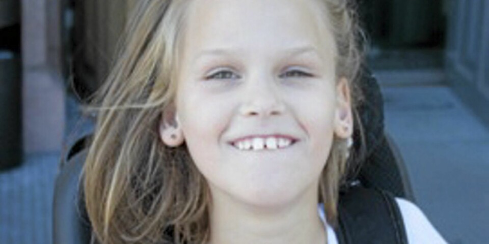 SNAKKER MED ØYNENE: Hanne (10) kan bare snakke med øynene, og takket være datamaskinen får hun en stemme som kommuniserer med omverdenen.