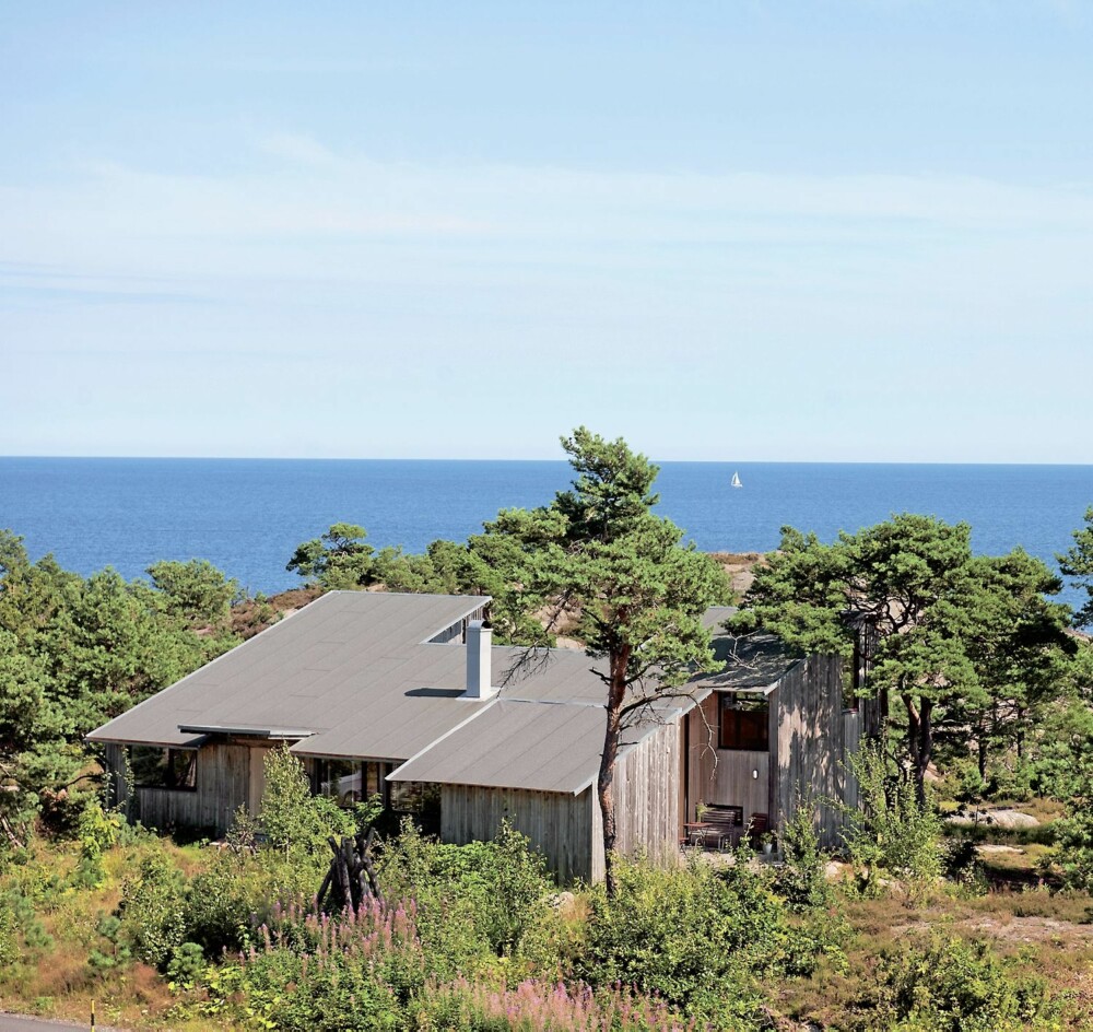 HYTTEDRØM: Forsiden av hytta er vendt mot sjøen. På baksiden er den skjermet mot innsyn.