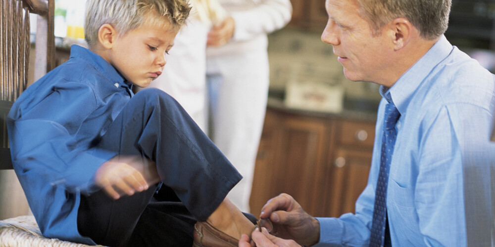 OPP TIL DEG: Du bør sette av mye tid når du skal lære barnet å knyte skoene.