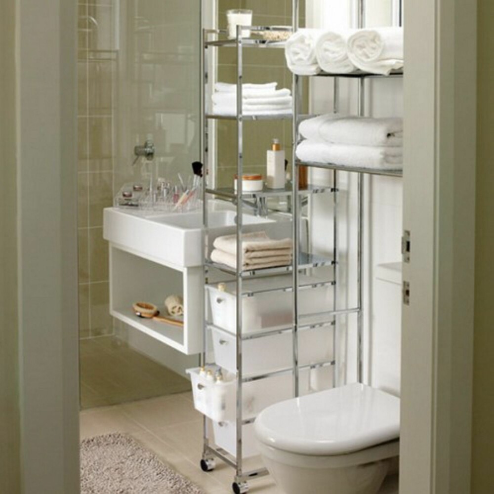 SMAL HYLLE: En smal hylle kan settes inn på et trangt område, som mellom vasken og toalettet.