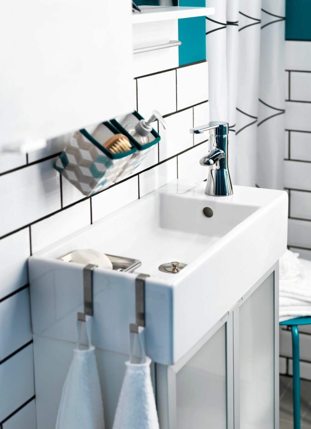 GODT UTNYTTET: De små kurvene under speilet er perfekt til såpe og tannbørster, mens vasken blir brukt til oppheng av håndklær.