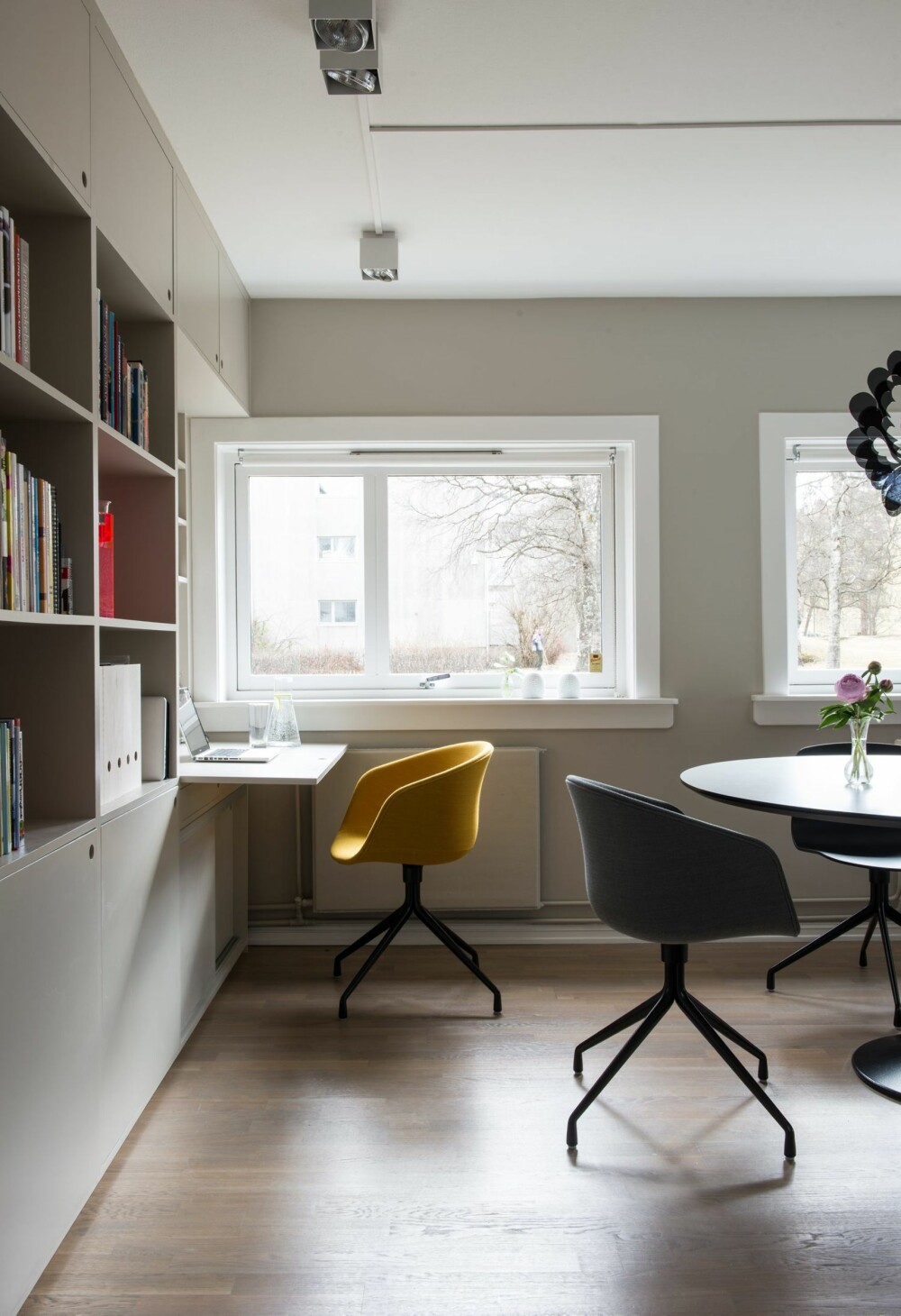 HJEMMEKONTOR: Det plassbygde møbelet langs kortveggen rommer både skjult og åpen oppbevaring pluss et hjemmekontor ved vinduet. Snekkerarbeidet er utført av Regiec Zbigniew. Bord og stoler er fra Hay. HJEMMEKONTOR: Det plassbygde møbelet langs kortveggen rommer både skjult og åpen oppbevaring pluss et hjemmekontor ved vinduet. Snekkerarbeidet er utført av Regiec Zbigniew. Bord og stoler er fra Hay.