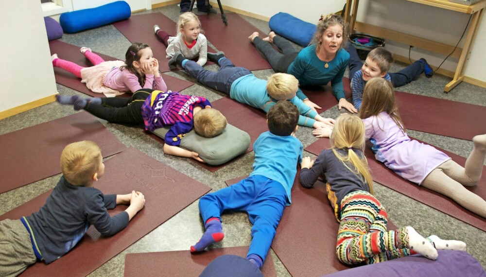 EN ROLIG STUND: Irene Eikill, daglig leder i Åsebøen FUS barnehage på Karmøy, har stor tro på yoga i en stressende hverdag.