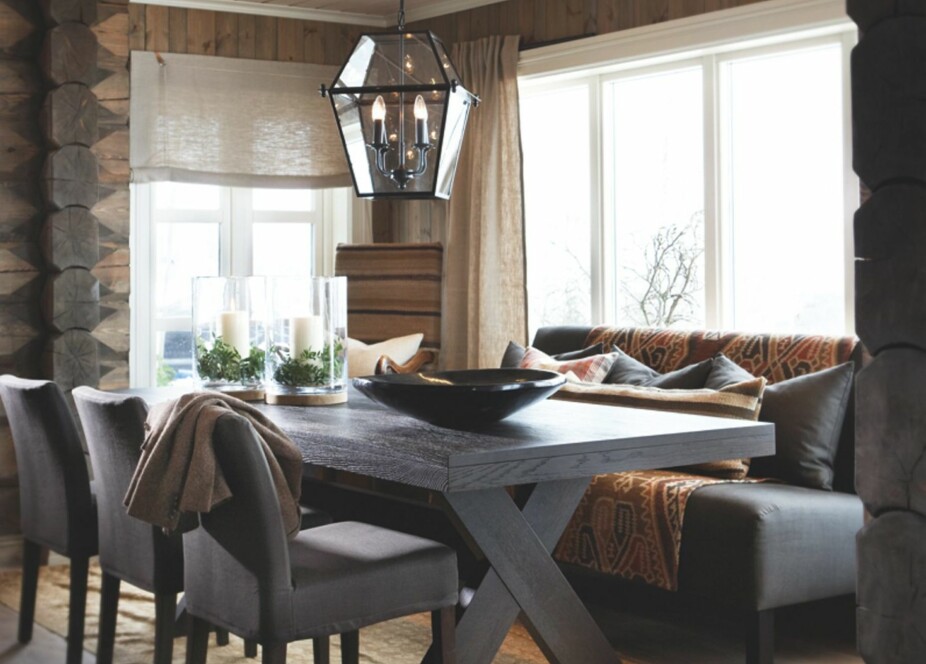 STORSTUE. Denne stuen krever store møbler. Ved spisebordet er det brukt sofa med høye bein på den ene siden, Earnest fra Slettvoll finnes i to ulike høyder.