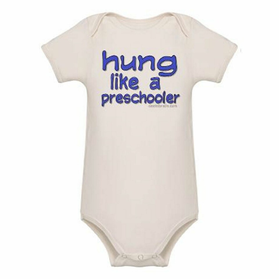 PÅ KANTEN?: Ville du kledd den nusselige lille babyen din i denne bodyen? Body fra Cafepress.com.