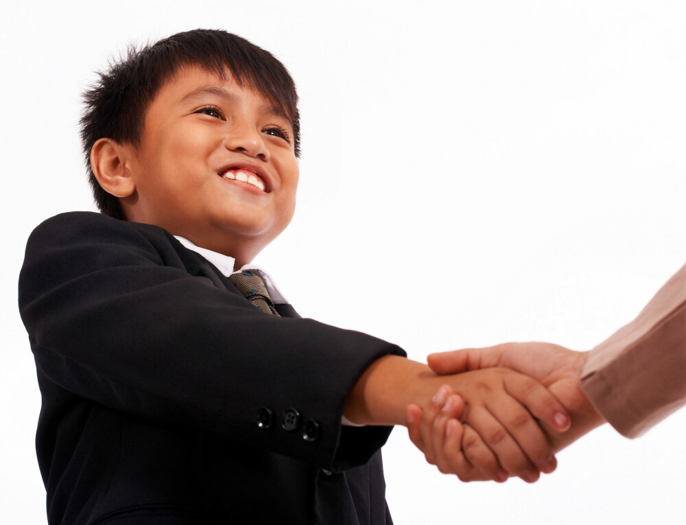 HILSE PENT: Høflige barn møtte voksne med et håndtrykk og et bukk. 