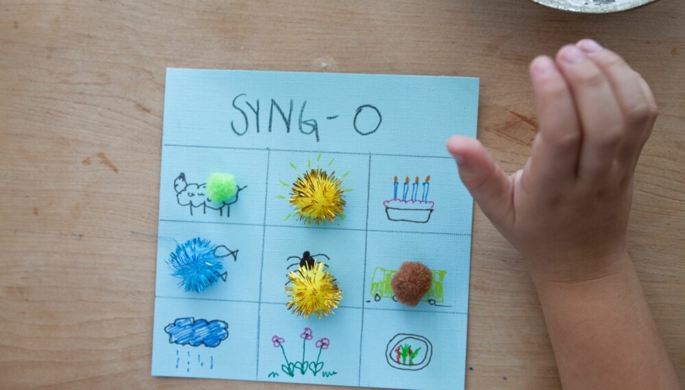 SYNG-O: For å kunne beholde brikken, må spilleren synge den neste strofen på sangen.