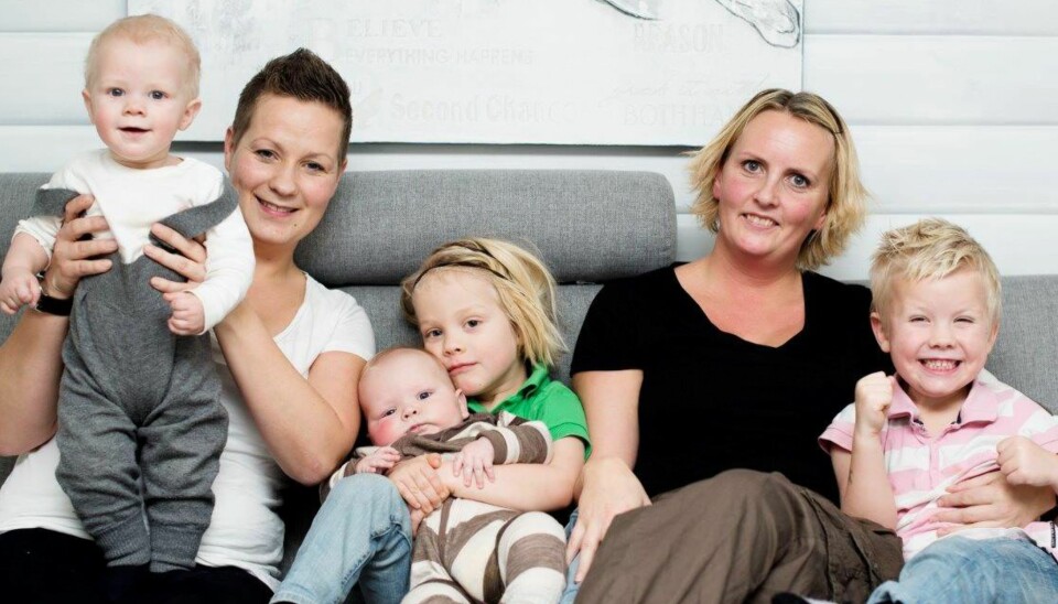 FIRE ÅR, FIRE BARN: Marte (t.v) og Martine har hektiske dager med barna Albert (10 mnd), Ludvik (5), Morten (4 mnd) og Mikkel (5).