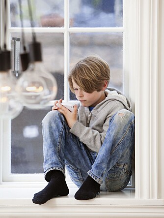 EGEN MOBIL: Veide (9) har egen mobiltelefon og egen pc. EGEN MOBIL: Veide (9) har egen mobiltelefon og egen pc.