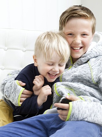 FÅR LÅNE: Johan (4) har ikke egen telefon, men får låne av storebror Philip (11) når han vil spille. FÅR LÅNE: Johan (4) har ikke egen telefon, men får låne av storebror Philip (11) når han vil spille.