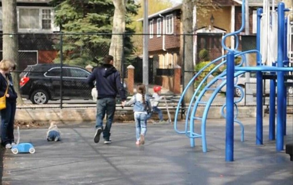 BLIR MED FRIVILLIG: Her blir den lille jenta med Joey ut av lekeplassen etter å ha blitt lovet å få se flere valper.