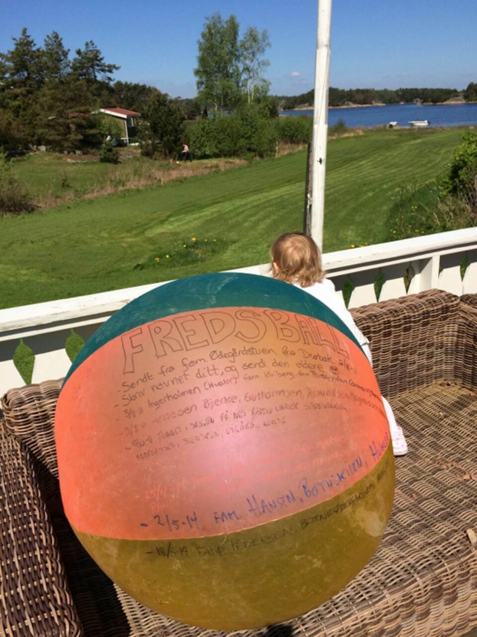 DUKKET OPP IGJEN: Nesten tre år etter at fredsballen ble sendt på fjorden, fikk Cathrine Ødegårdstuen dette bildet tilsendt på sms. Linde Renée Pedersen fant ballen sammen med datteren Ea (snart 2), og knipset et bilde av den før de sendte den videre på sjøen.